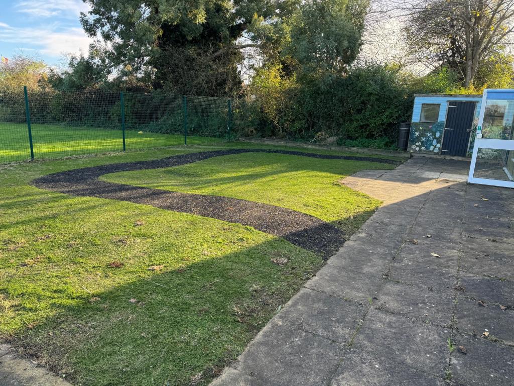 Lot: 74 - SINGLE STOREY DETACHED BUILDING WITH POTENTIAL AND PARKING - Rear playground